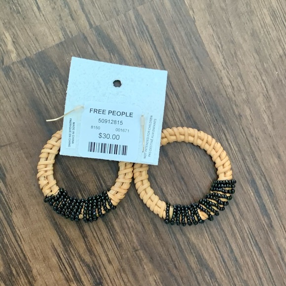 Free people manu bay hoop earring - Picture 9 of 9